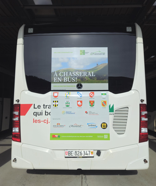 Un bus décoré aux couleurs de ses soutiens