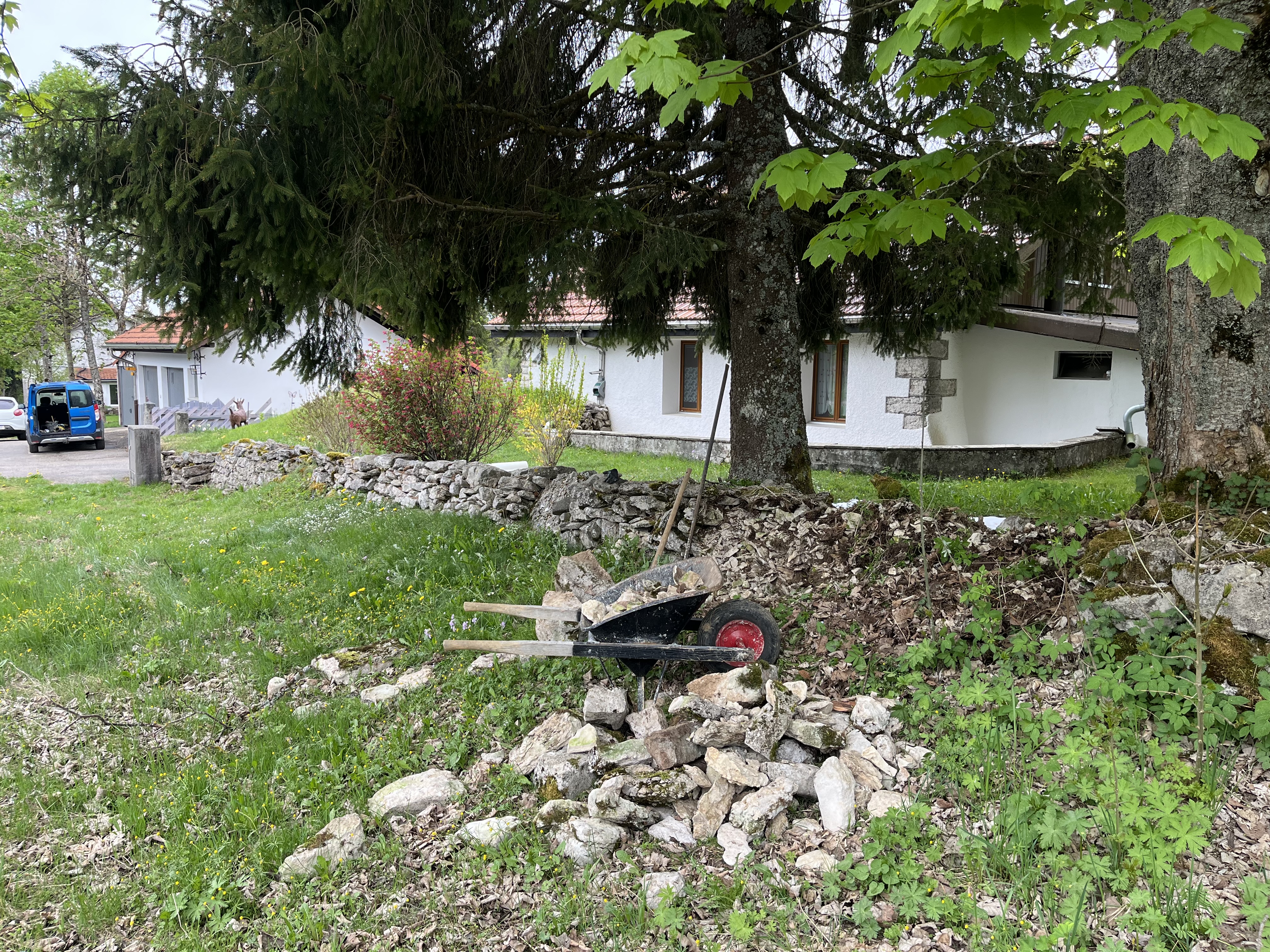 Un mur en restauration à La Vue-des-Alpes